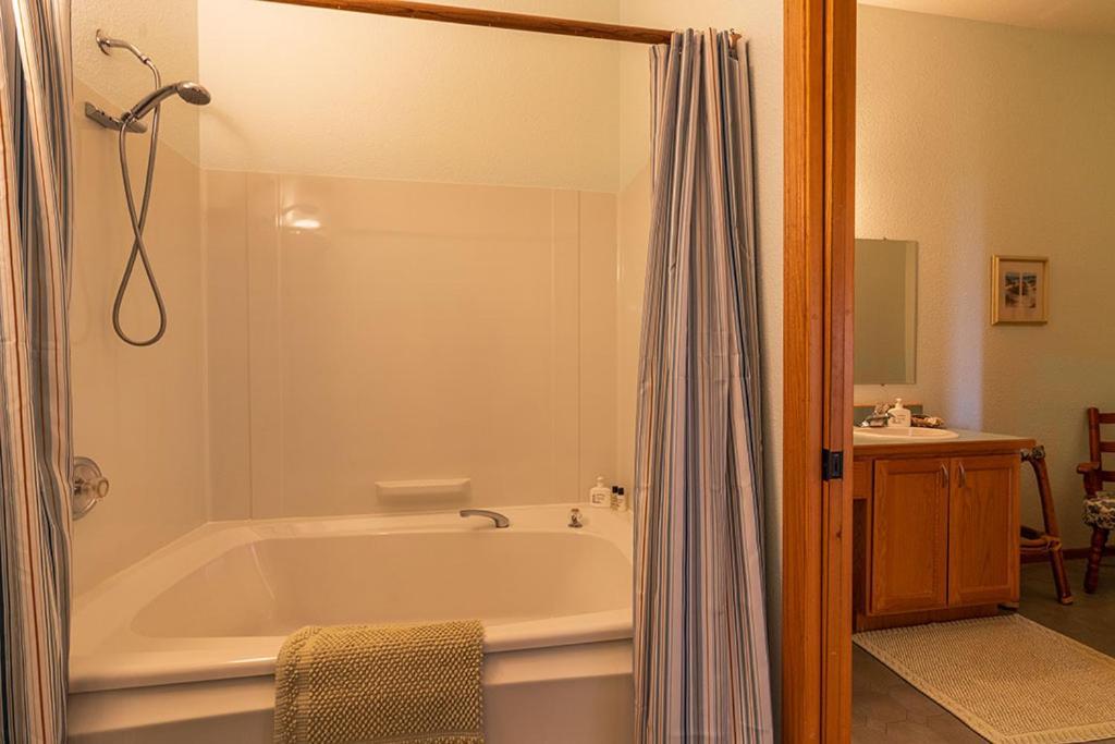 Turtle Rocks Oceanfront Inn 特立尼达 外观 照片