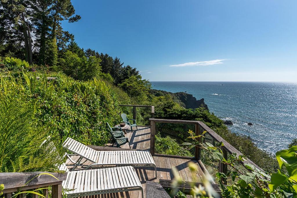 Turtle Rocks Oceanfront Inn 特立尼达 外观 照片