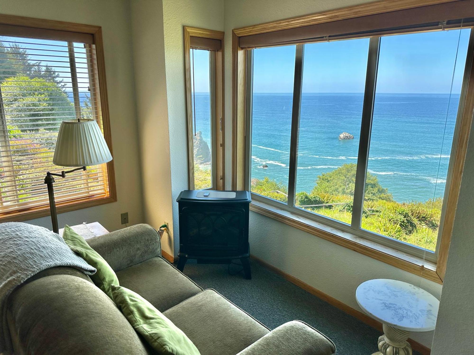 Turtle Rocks Oceanfront Inn 特立尼达 外观 照片